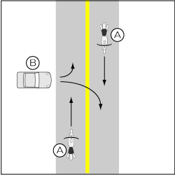 四輪車対バイク、四輪車が路外より進入、バイクが優先道路直進の事故の図